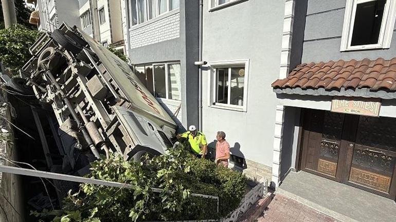 Karabük’te freni boşalan kamyonet apartmanın bahçesine düştü
