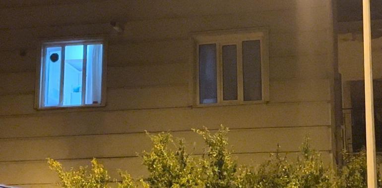 Evde birlikte gördüğü yeğenini bıçakladı, erkek arkadaşını sandalye ile darbetti