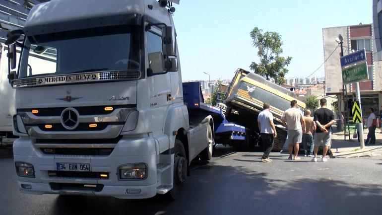 Küçükçekmecede TIRdaki iş makinesi otomobilin üzerine devrildi