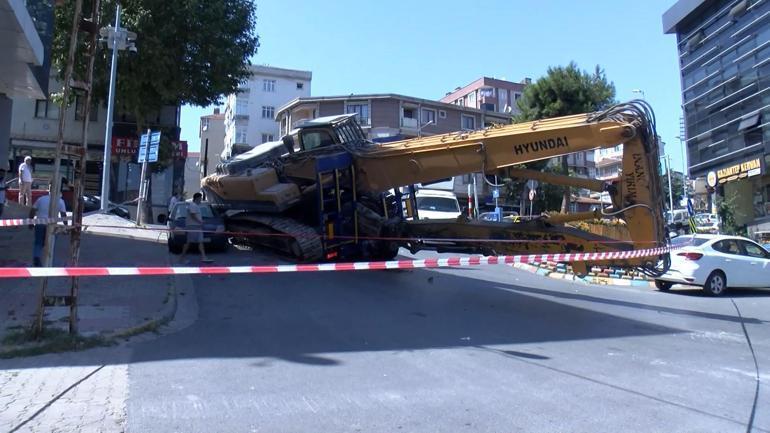 Küçükçekmecede TIRdaki iş makinesi otomobilin üzerine devrildi