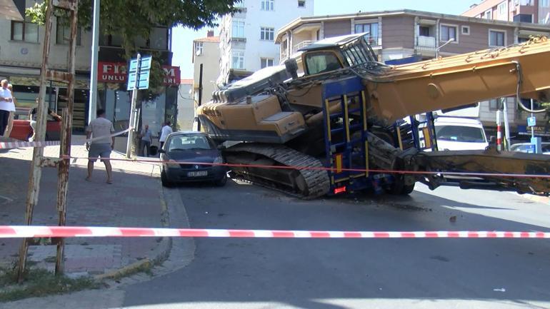 Küçükçekmecede TIRdaki iş makinesi otomobilin üzerine devrildi
