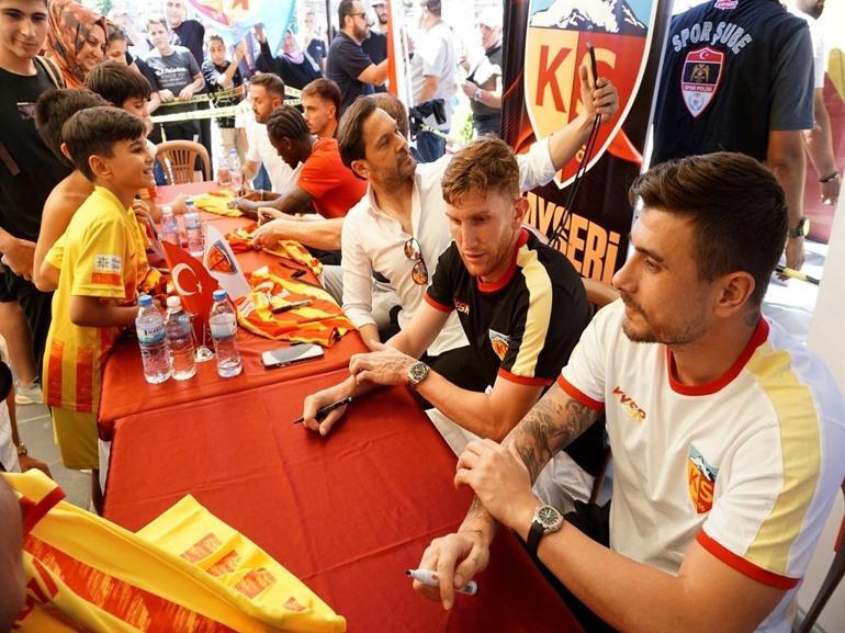 Kayserispor Teknik Direktörü Markus Gisdol ve futbolcular, taraftarlarla buluştu