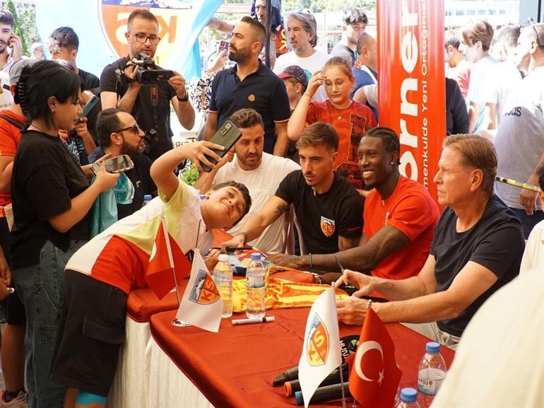 Kayserispor Teknik Direktörü Markus Gisdol ve futbolcular, taraftarlarla buluştu