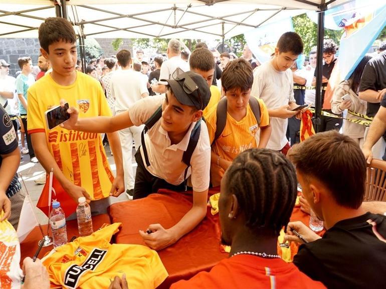 Kayserispor Teknik Direktörü Markus Gisdol ve futbolcular, taraftarlarla buluştu