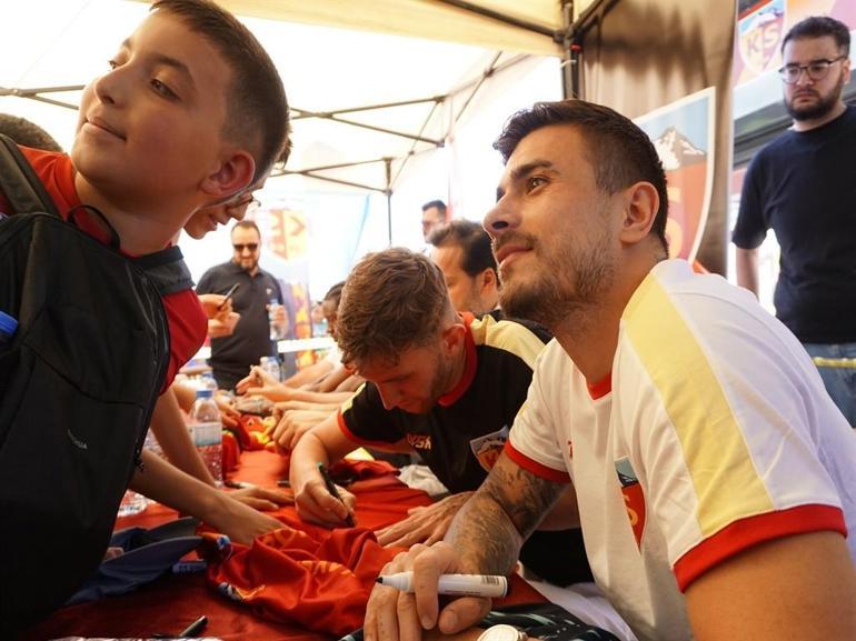 Kayserispor Teknik Direktörü Markus Gisdol ve futbolcular, taraftarlarla buluştu