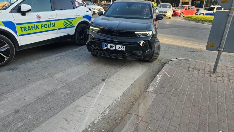 Otomobille çarpışan motosiklet sürücüsü yaralandı; kaza anı kamerada