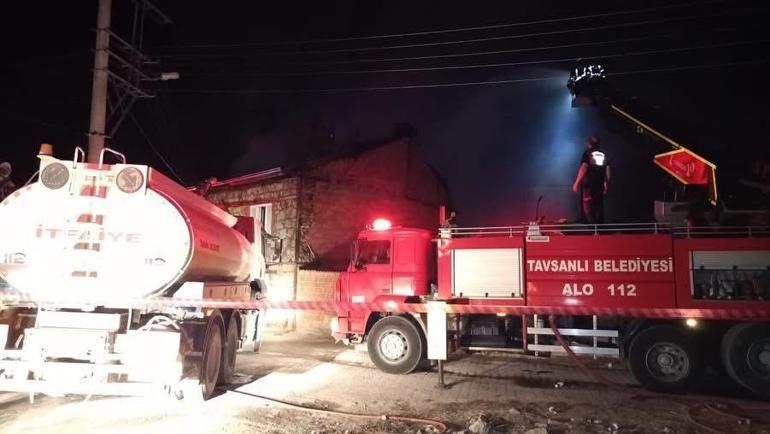 Kütahya’da çıkan yangında 3 ev kullanılamaz hale geldi