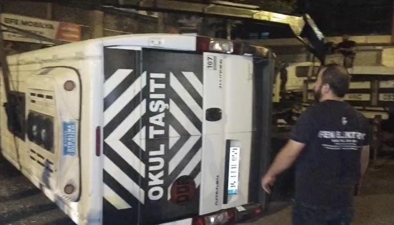 Sultanbeylide otomobil ile servis minibüsü çarpıştı: 10 yaralı