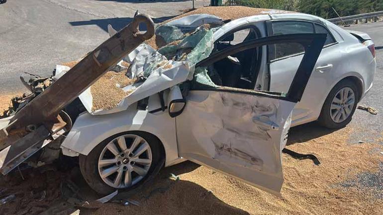 Buğday yüklü traktör otomobille çarpıştı; 3 yaralı