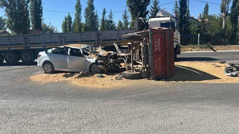 Buğday yüklü traktör otomobille çarpıştı; 3 yaralı