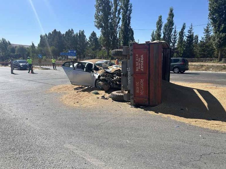 Buğday yüklü traktör otomobille çarpıştı; 3 yaralı
