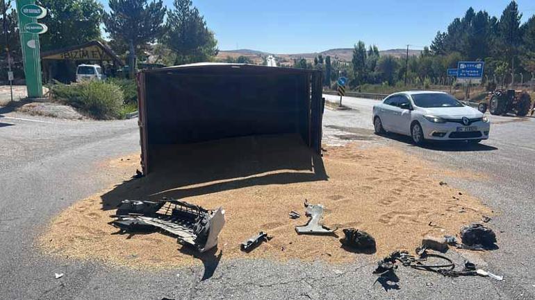 Buğday yüklü traktör otomobille çarpıştı; 3 yaralı