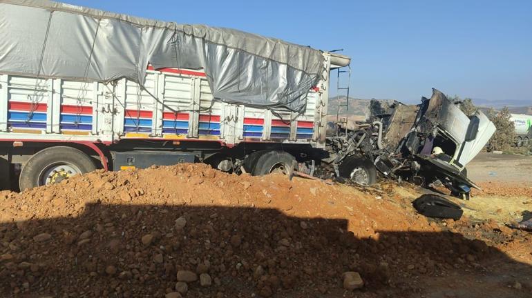 Gaziantepte arpa yüklü TIR yandı; şoför yaralı