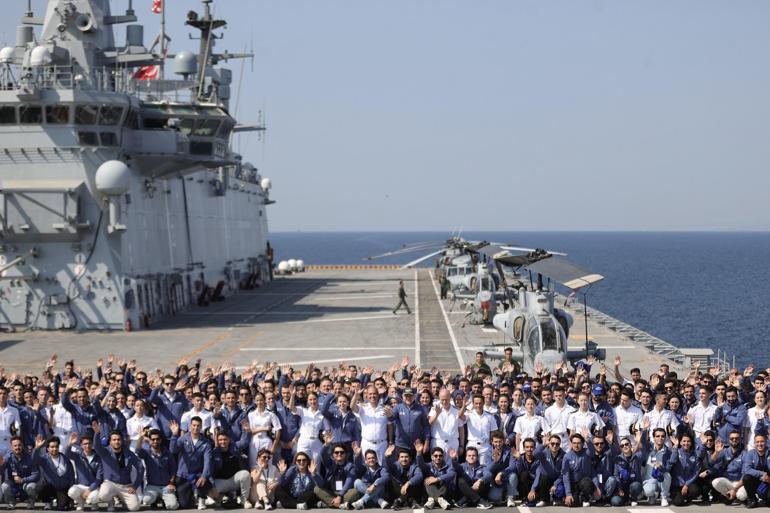 TCG Anadolu, ‘Zafere Yolculuk’ için Çanakkaleden İstanbula hareket etti