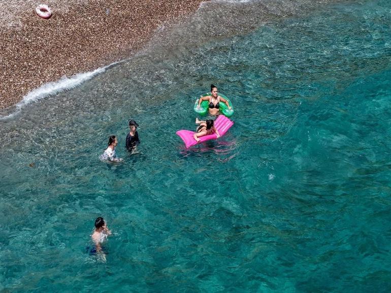 Sıcaktan bunalanlar denizde serinledi