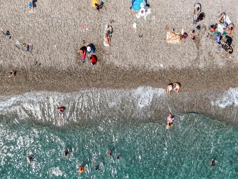 Sıcaktan bunalanlar denizde serinledi