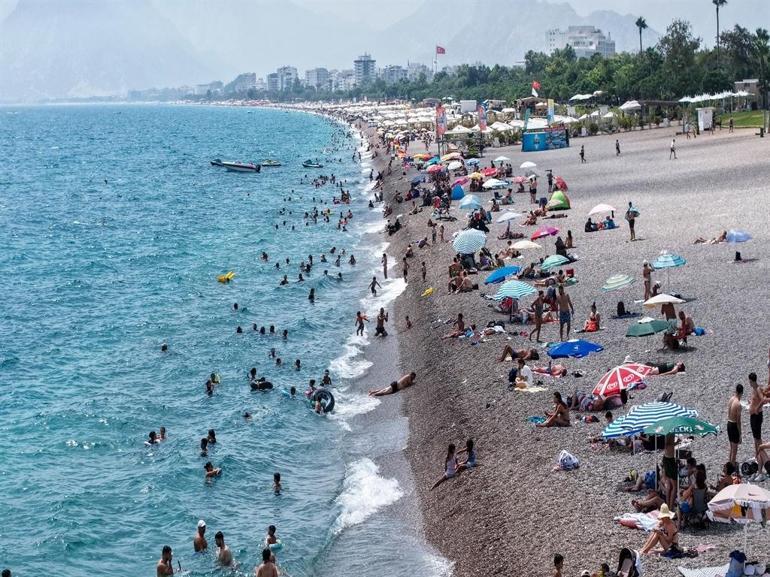 Sıcaktan bunalanlar denizde serinledi