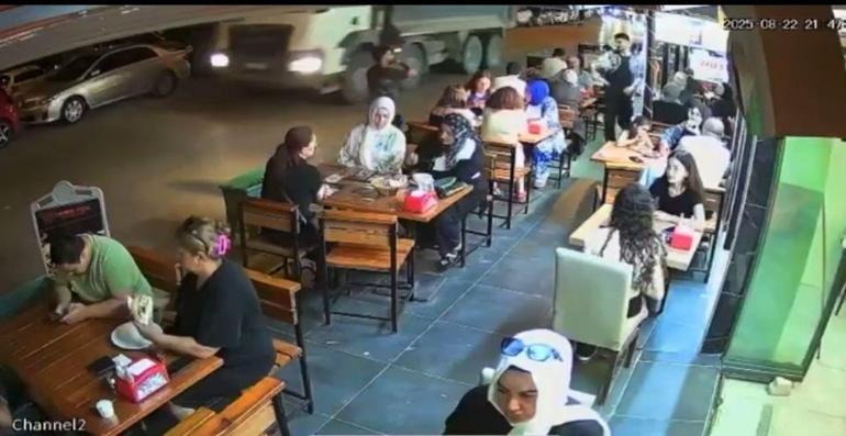 Seyir halindeki kamyonun lastiği patladı