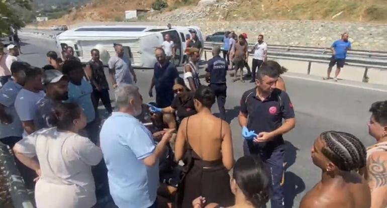 Aydında turistleri taşıyan minibüs devrildi: 7 yaralı