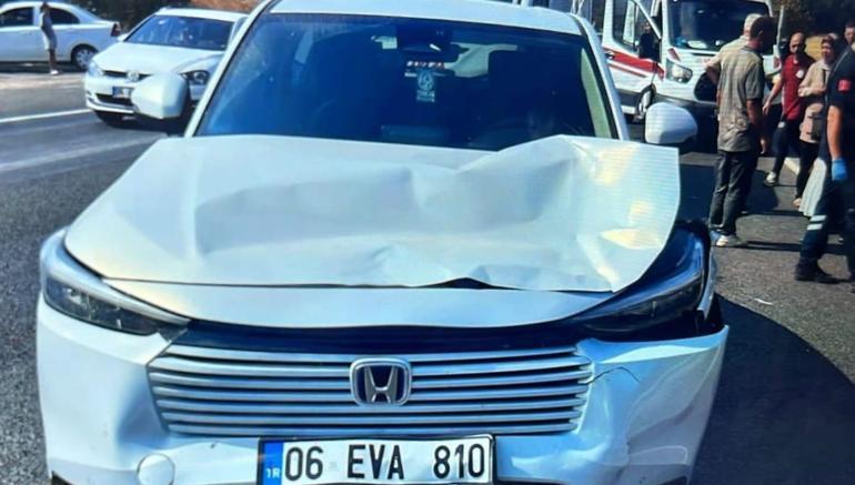 Yolun karşısına geçen aileye otomobil çarptı: 1 ölü, 3 yaralı