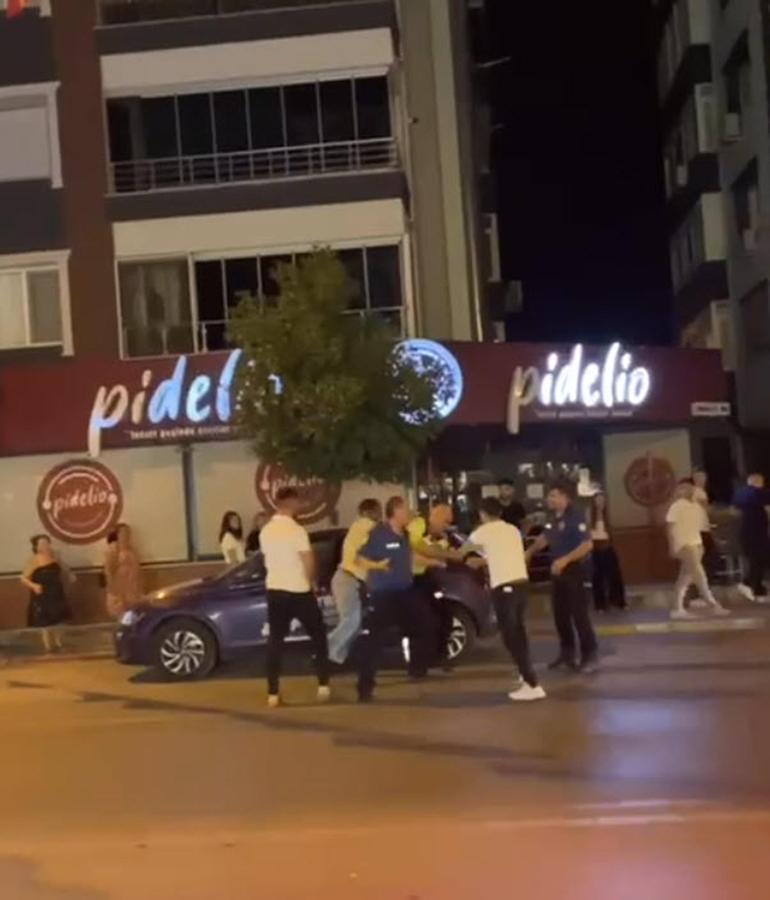 Ceza yazan polise saldırdılar; o anlar kamerada