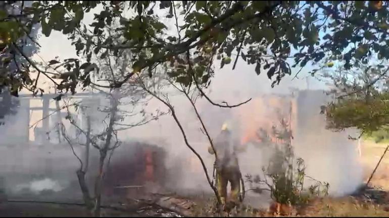 Arnavutköyde tek katlı evde çıkan yangın söndürüldü