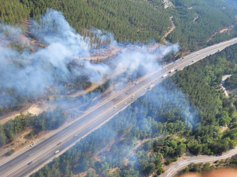 Otoyoldaki otomobilde çıkan yangın, ormana sıçradı; kontrol altına alındı
