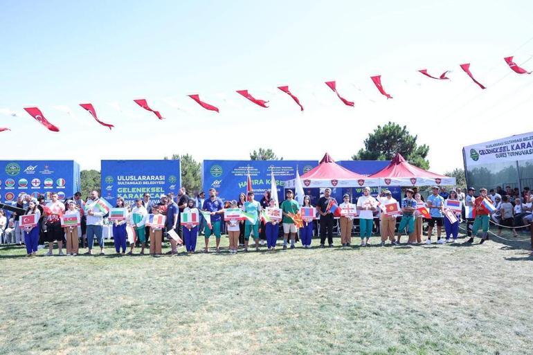 Uluslararası Sultangazi Belediyesi Geleneksel Karakucak Güreşleri’ne yoğun ilgi