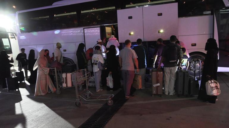 Cidde seferi için havalanan uçak, motor arızası nedeniyle acil iniş yaptı