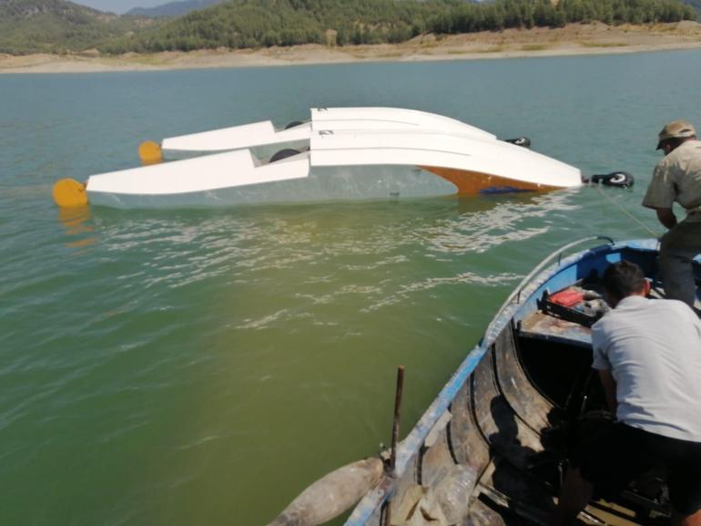 Burdurda eğitim uçağı, yangın tatbikatı sırasında gölden su alırken kaza kırıma uğradı