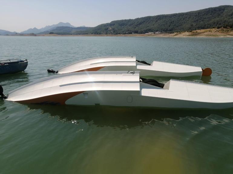 Burdurda eğitim uçağı, yangın tatbikatı sırasında gölden su alırken kaza kırıma uğradı