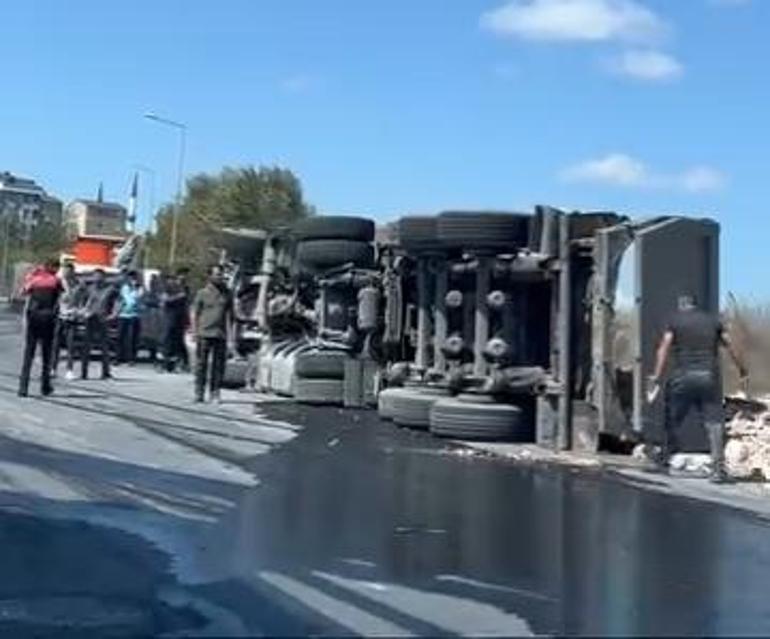 Sultangazide hafriyat kamyonu devrildi: 1 yaralı