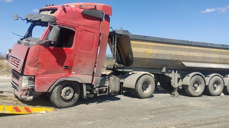 Sultangazide hafriyat kamyonu devrildi: 1 yaralı