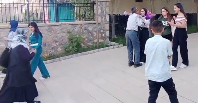 Babasının sınav çıkışı çiçeklerle karşıladığı Çimen, üniversiteyi kazandı