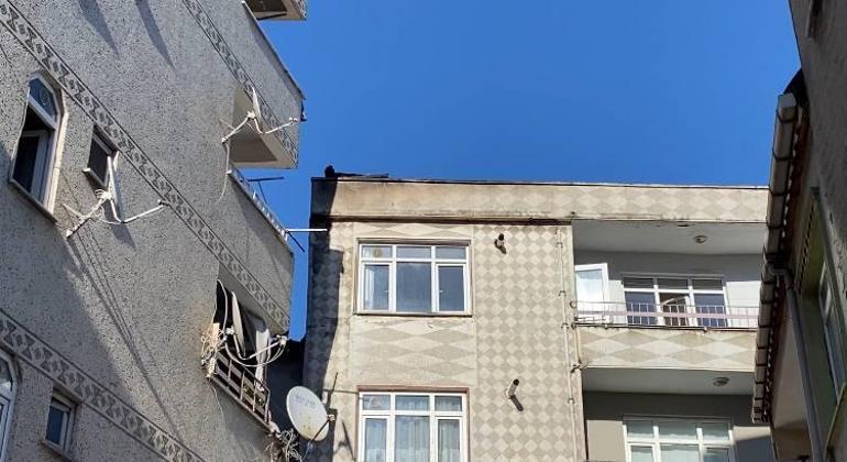 Esenler’de 5 katlı binanın çatısında çıkan yangın söndürüldü