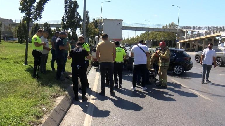 Sultangazide otomobil vince çarptı: 2 yaralı