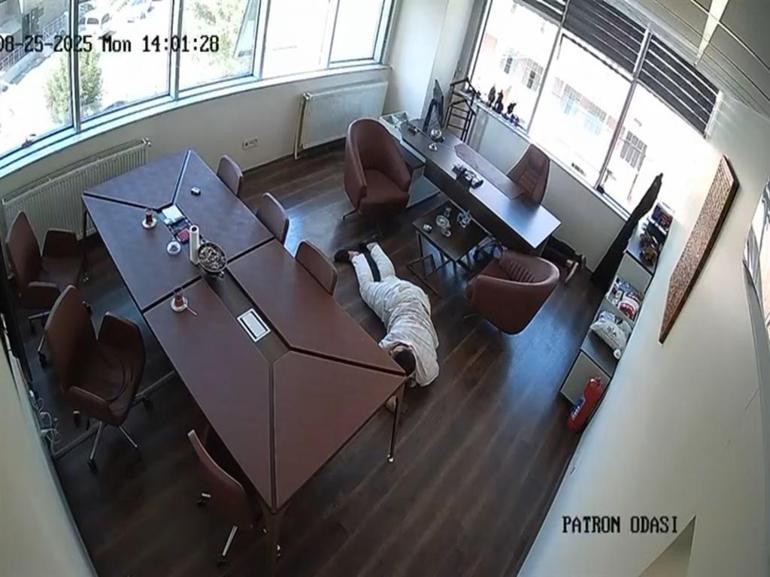 Bağcılarda kumaş firmasına silahlı saldırı kamerada; yere yatıp kurtuldular