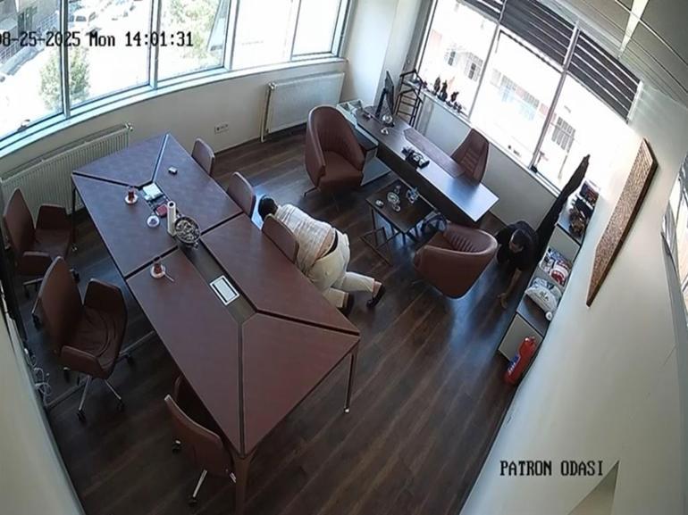 Bağcılarda kumaş firmasına silahlı saldırı kamerada; yere yatıp kurtuldular