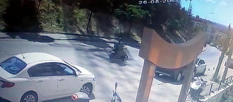 Motosikletin yayaya çarptığı kaza kamerada