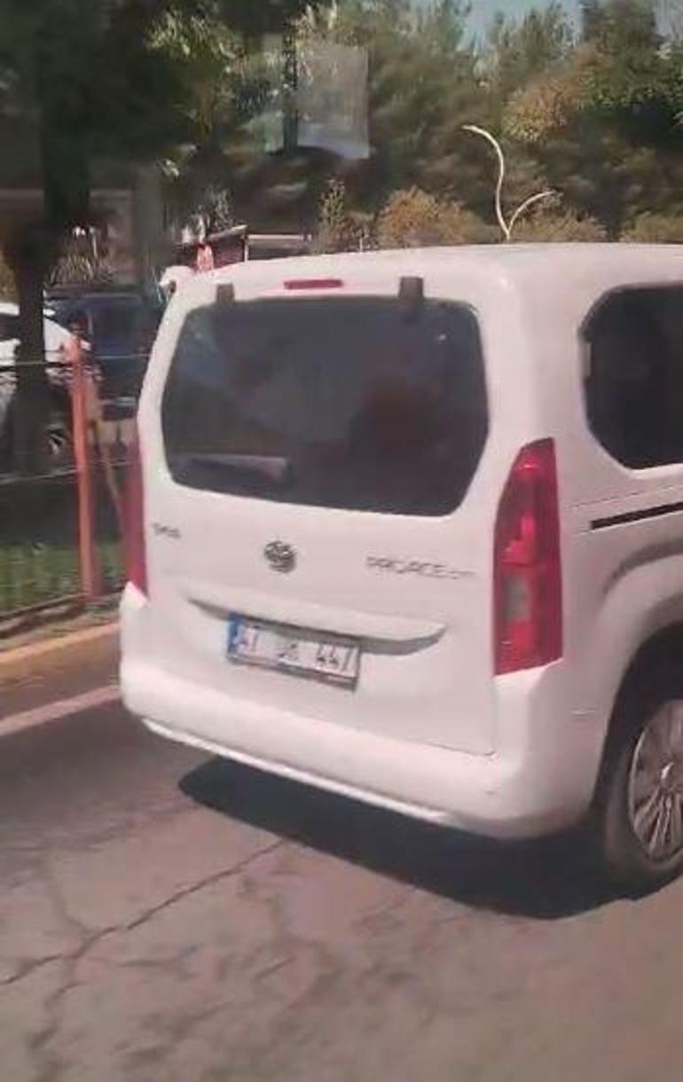 Bir ayağı cam kenarında araç kullandı; o anlar kamerada