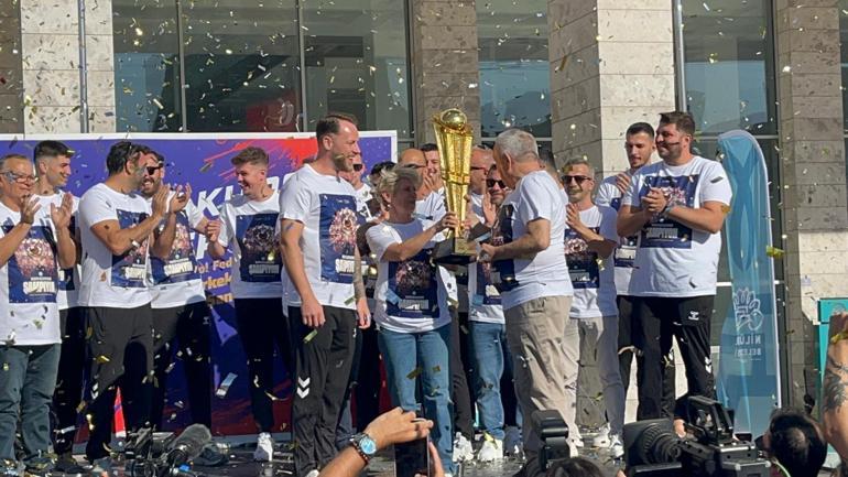 Nilüfer Belediyespor, Süper Kupa coşkusunu taraftarıyla kutladı