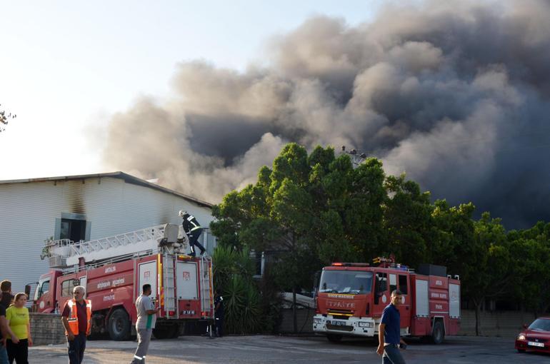 Antalyada soğuk hava deposu ve imalathanede yangın