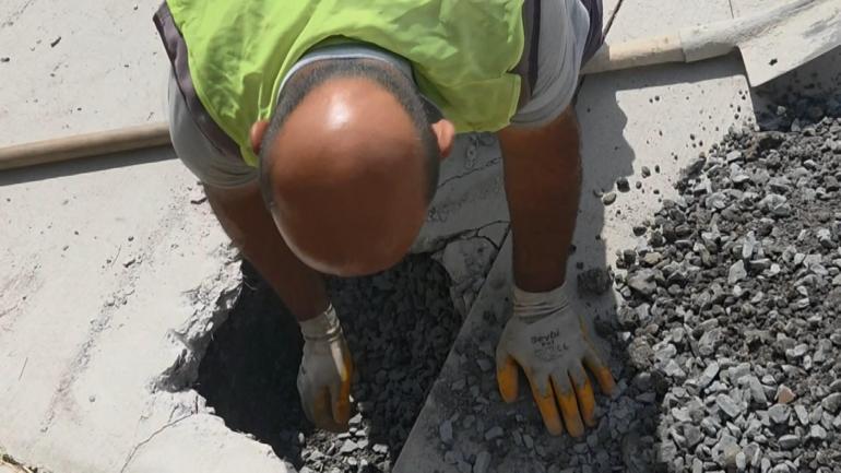 Avcılarda otobüs durağına taşlarla bank yapmıştı; ekipler çalışmalarına başladı