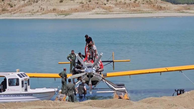 Kırıma uğrayan yangın söndürme uçağı gölden çıkarıldı