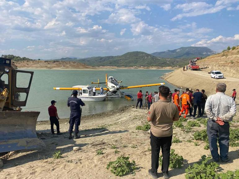 Kırıma uğrayan yangın söndürme uçağı gölden çıkarıldı