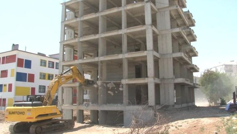 Karot beton dayanımının yetersiz olduğunu öğrenen müteahhit, 5 katı tamamlanan binayı yıktırdı
