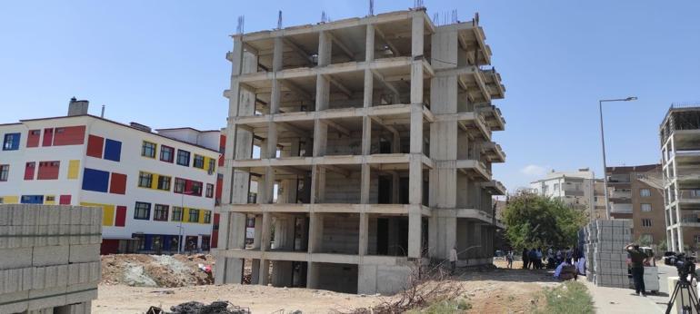 Karot beton dayanımının yetersiz olduğunu öğrenen müteahhit, 5 katı tamamlanan binayı yıktırdı