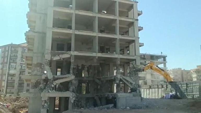 Karot beton dayanımının yetersiz olduğunu öğrenen müteahhit, 5 katı tamamlanan binayı yıktırdı