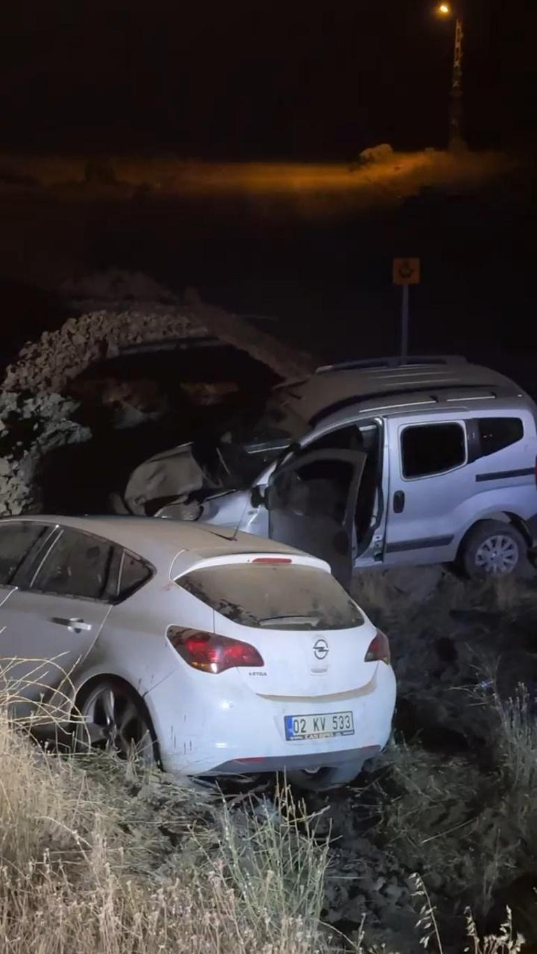 Elazığ’da hafif ticari araç ile otomobil çarpıştı: 9 yaralı