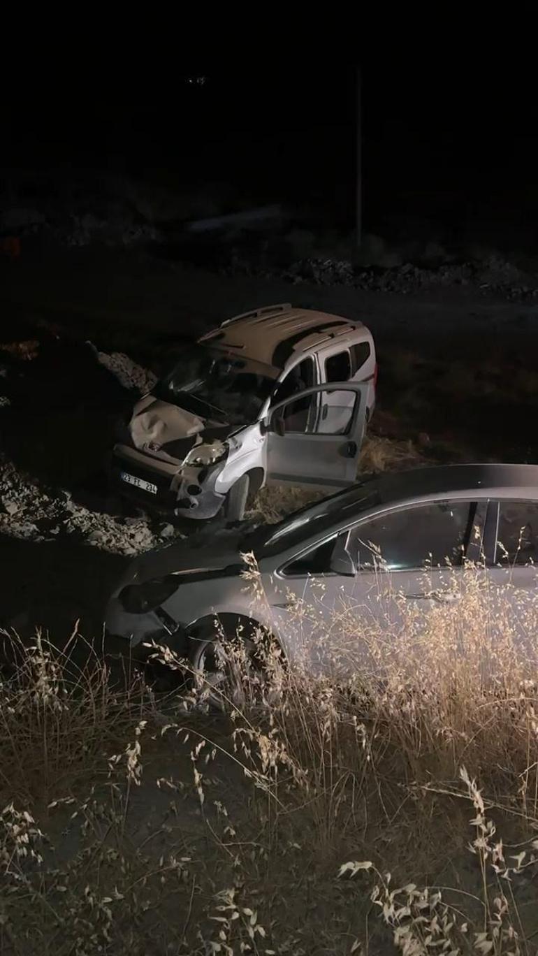 Elazığ’da hafif ticari araç ile otomobil çarpıştı: 9 yaralı